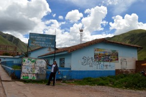 Puesto de Salud in Andahuaylillas. 