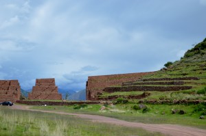 Ruins on the road to Urcos. 