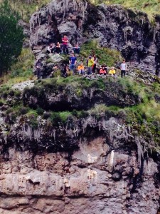 Part of the group on the other side of the bridge. Picture by Ninoska Montúfar.