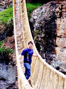 Me on the bridge... picture by Ninoska Montúfar. 