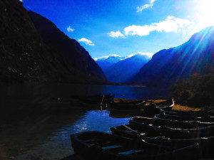 Lake with boats at the beginning of the hile